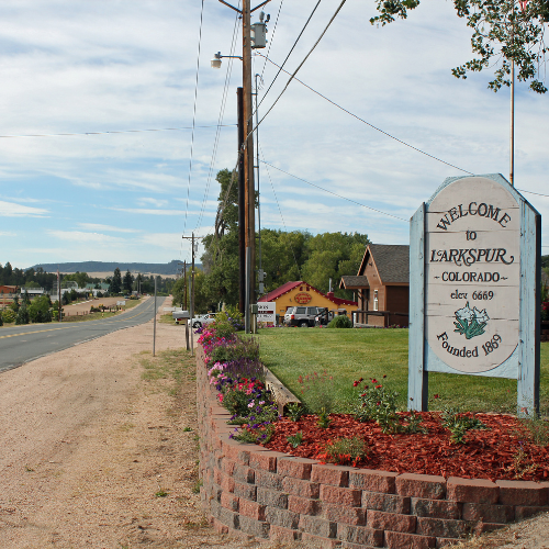 welcome sign at entrance of larkspur colorado