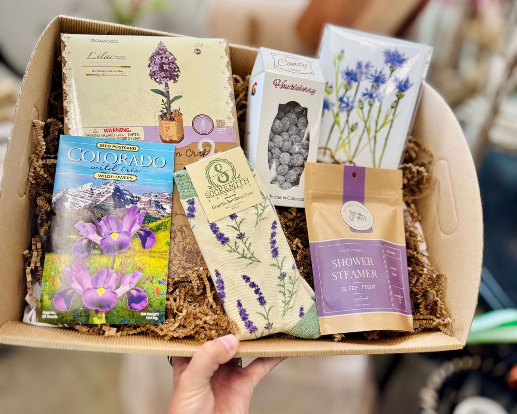 hand holding gift box
