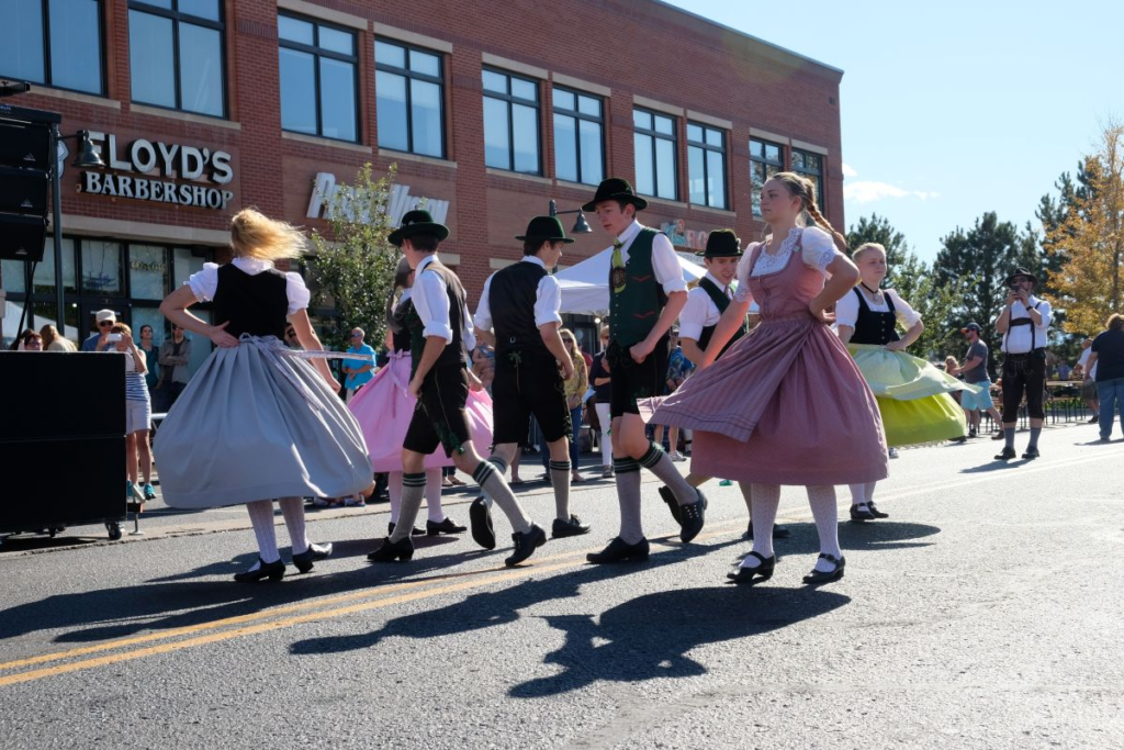 german dancers at oktoberfest